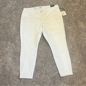 NWT women’s Ava & Viv size 20 white mid-rise skinny jeans
